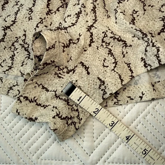 Varley Kallin Running Shorts Snake Print Size S - Picture 7 of 10